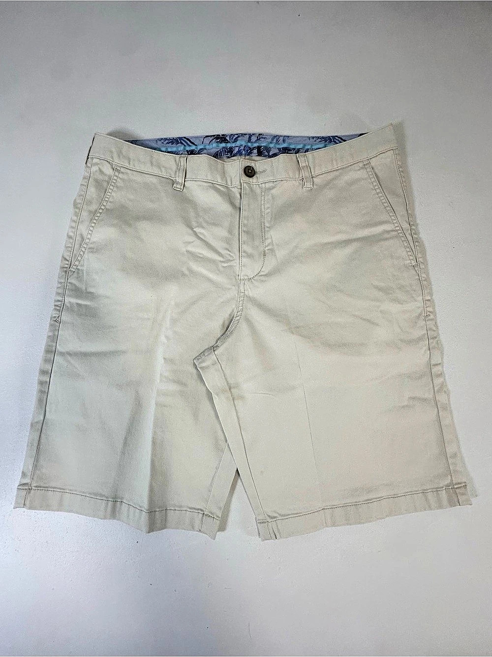 Tommy Bahama Boracay Island Chino Shorts Size 34 Beige Tropical Lining Stretch
